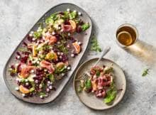 Deze salade met quinoa, geitenkaas, rode biet en parmaham is met 15 minuten klaar!