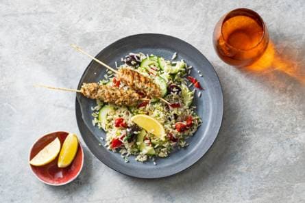 Griekse rijstsalade met kipspies, dille & olijven