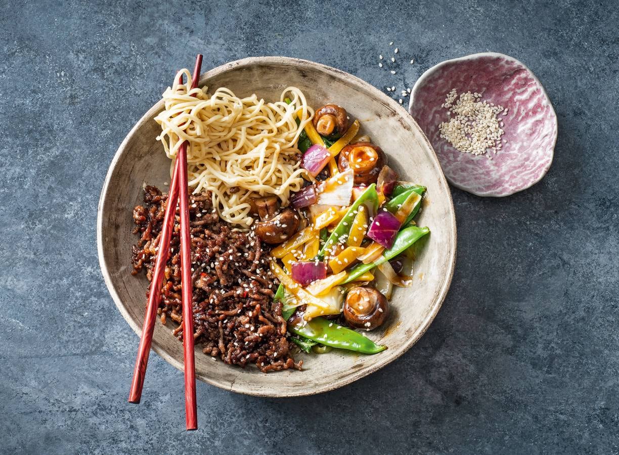 Noedels met krokant gebakken gehakt & Japanse wokgroente
