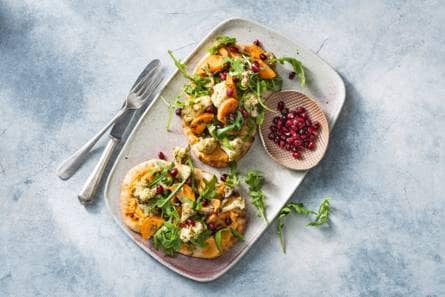 Naanbrood belegd met hummus & geroosterde groente