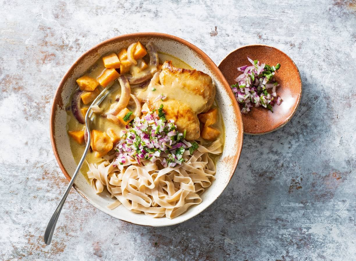 Groene curry met kipdijfilet, noedels & rode ui-koriandersalsa
