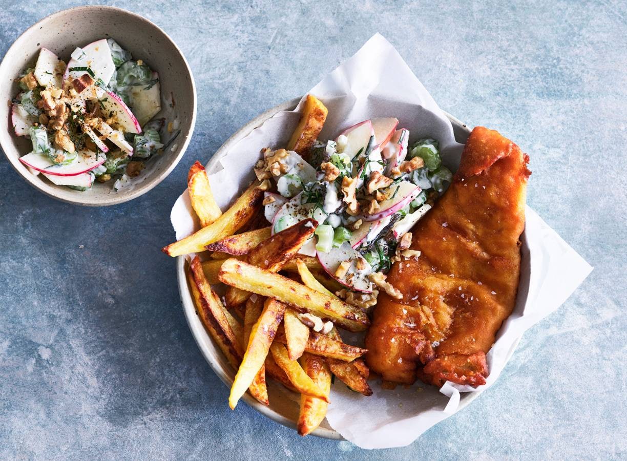 Fish & chips met knapperige appelsalade & yoghurtsaus
