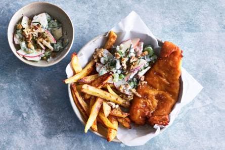 Fish & chips met knapperige appelsalade & yoghurtsaus