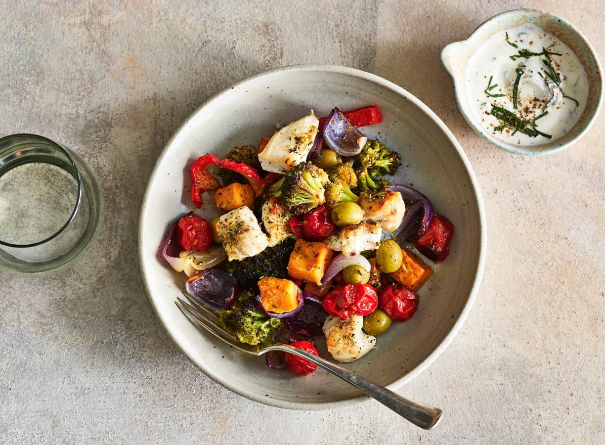 Griekse traybake met kip & muntyoghurt