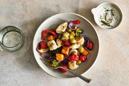 Griekse traybake met kip & muntyoghurt