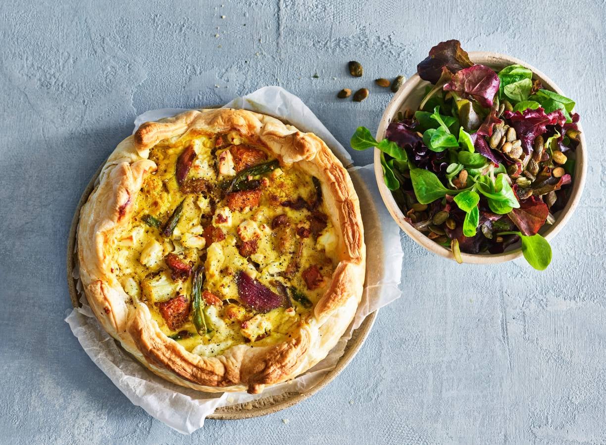 Pompoenquiche met bloemkool, feta & bladsla