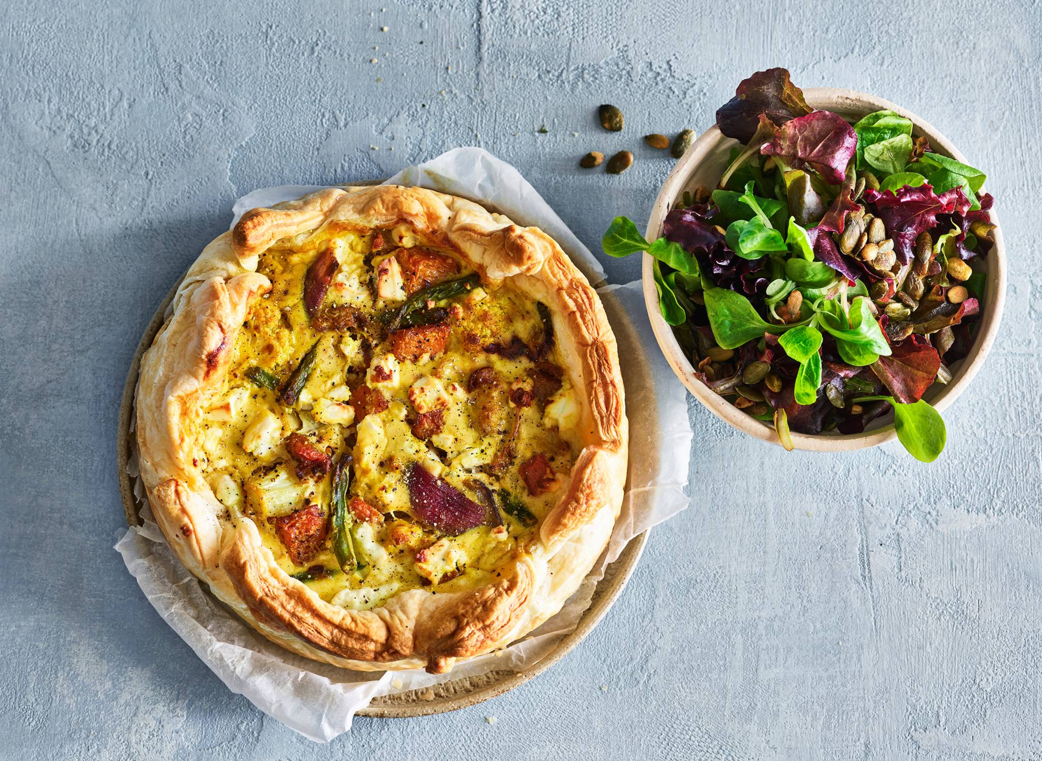 Pompoenquiche met bloemkool, feta & bladsla