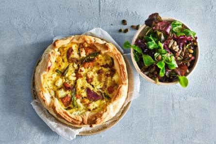Pompoenquiche met bloemkool, feta & bladsla