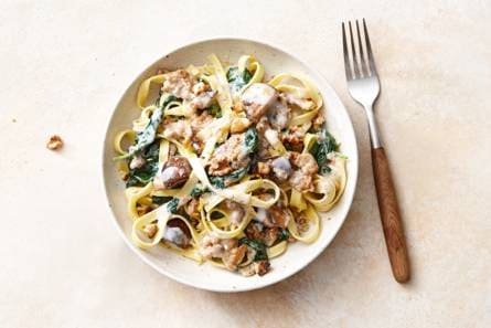 Romige tagliatelle met kip, champignons & walnoten