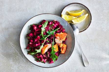 Rode-bietenstamppot met warmgerookte zalm