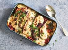 Haal een vleugje Griekse keuken in huis; met deze ovenschotel rijk aan aardappel, groenten en smaken.