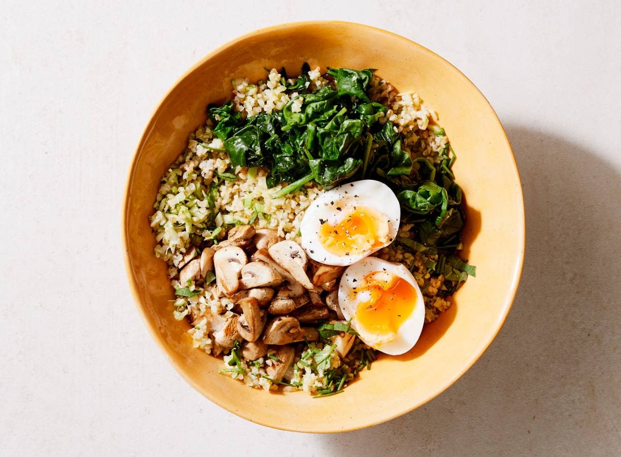 Buddhabowl met bulgur, broccolirijst en champignons