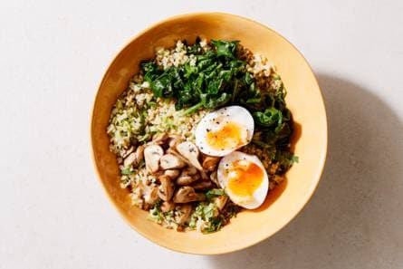 Buddhabowl met bulgur, broccolirijst en champignons