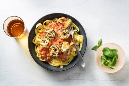 Courgette-kiprolletjes met roomkaas & tagliatelle
