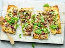 Deze flammuchen met geitenkaas is zo lekker! En feest voor iedereen want het is ook nog eens een vegetarische flammkuchen.