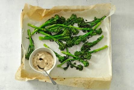 Geroosterde aspergebroccoli met zwarte-knoflookdip