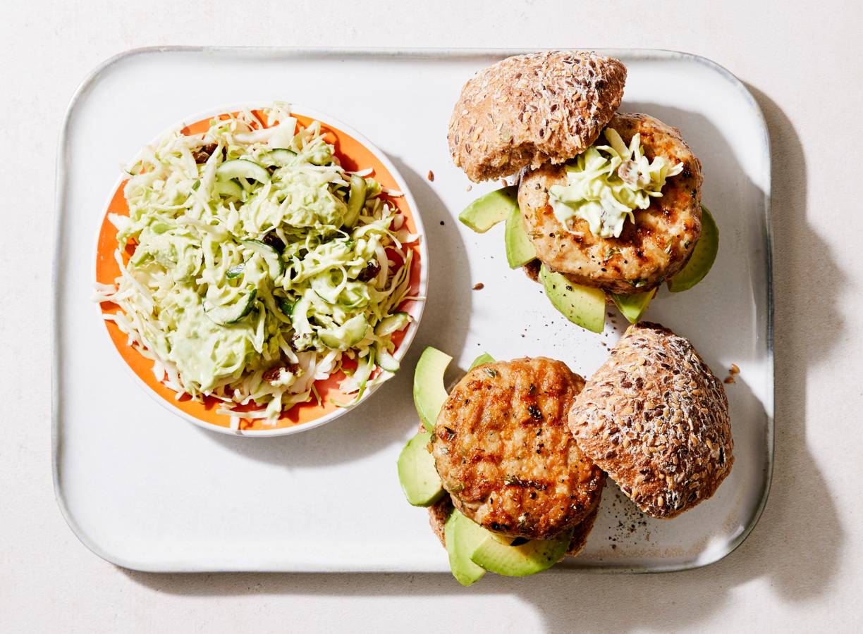 Kipburgers op een volkorenbroodje met rauwkostsalade
