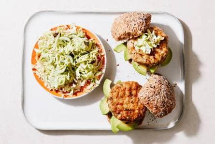 Kipburgers op een volkorenbroodje met rauwkostsalade