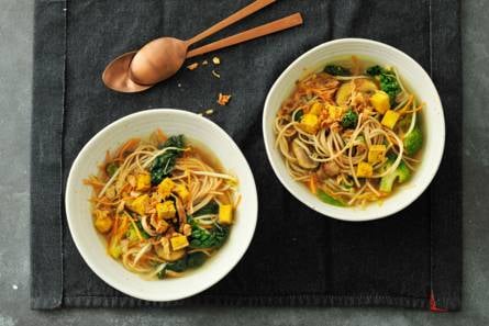 Vegetarische ramen met kurkuma en cavolo nero