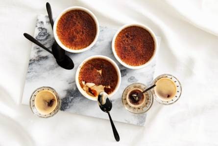Crème brûlée met koffie en kardemom