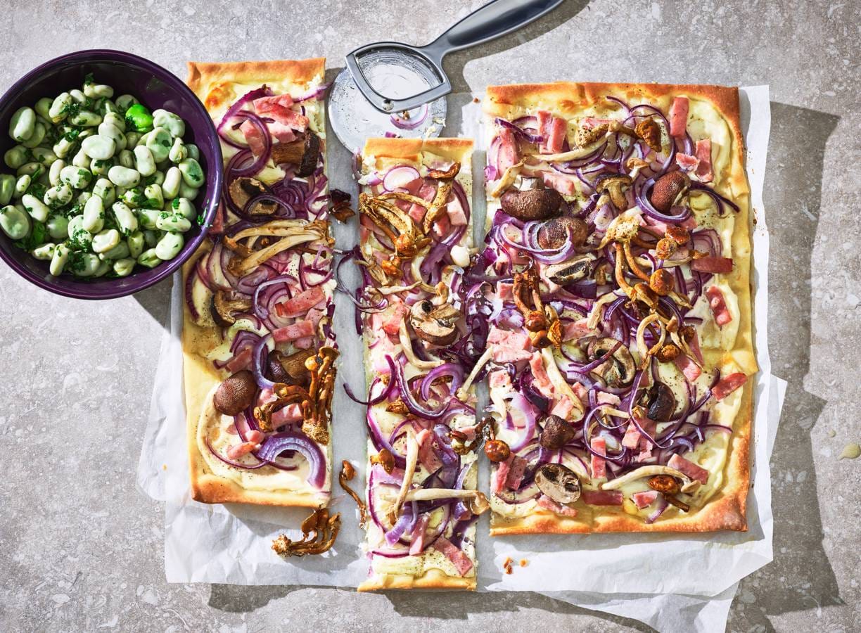 Flammkuchen met paddenstoelen en beenham