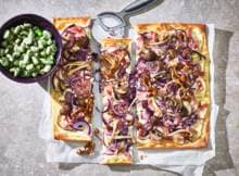 Flammkuchen x herfst = de franse plaatpizza met paddenstoelen, uien en ham!