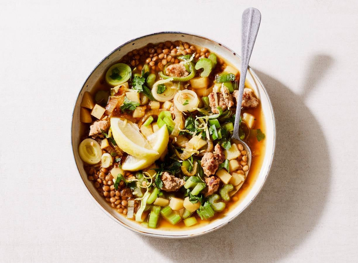 Linzensoep met aardappel, prei en worst