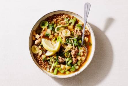 Linzensoep met aardappel, prei en worst
