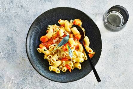 Eenpanspasta met herfstgroenten