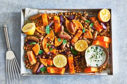 Marokkaanse traybake met lamsworstjes en pompoen