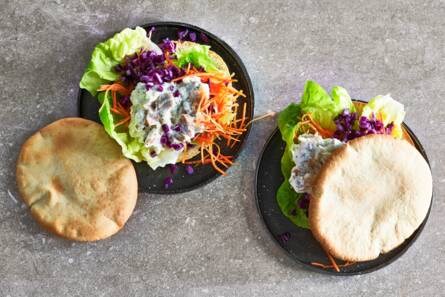 Open pitasandwich met kip-kebabsalade