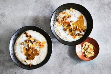 Overnight oats met kefir, gember en amandelschaafsel