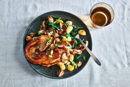 Roerbak met gnocchi & speklapjes met soja