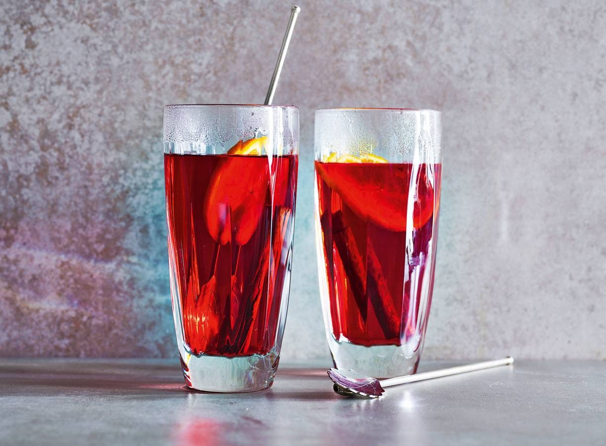 Warm herfstdrankje met cranberry, kaneel & sinaasappel