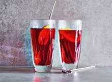 Herfst in een glas: cranberry met kaneel, steranijs en sinaasappel. Zonder alcohol. Proost!