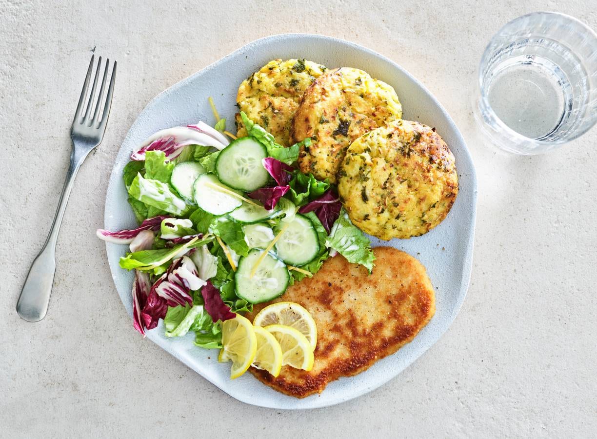 Broccolirösti met vegaschnitzel & komkommersalade