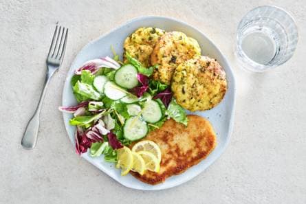 Broccolirösti met vegaschnitzel & komkommersalade