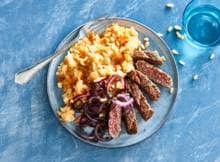 De zoete aardappel combineert lekker met de knolselderij, gebakken steak de boeuf en geroosterde pijnboompitten.