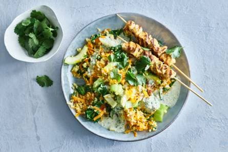 Thaise roerbak met kipspiesjes & groene-currydressing
