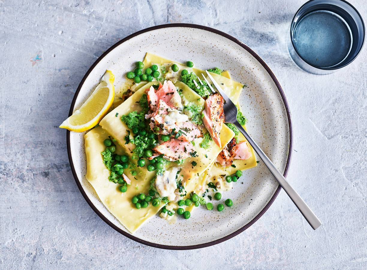 Open lasagne met zalm, tuinerwten en frisse roomsaus