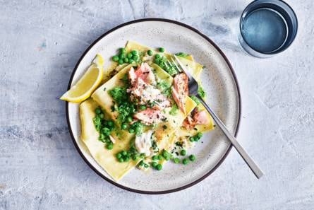 Open lasagne met zalm, tuinerwten en frisse roomsaus
