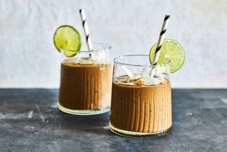 Romige chocosmoothie met avocado & dadels
