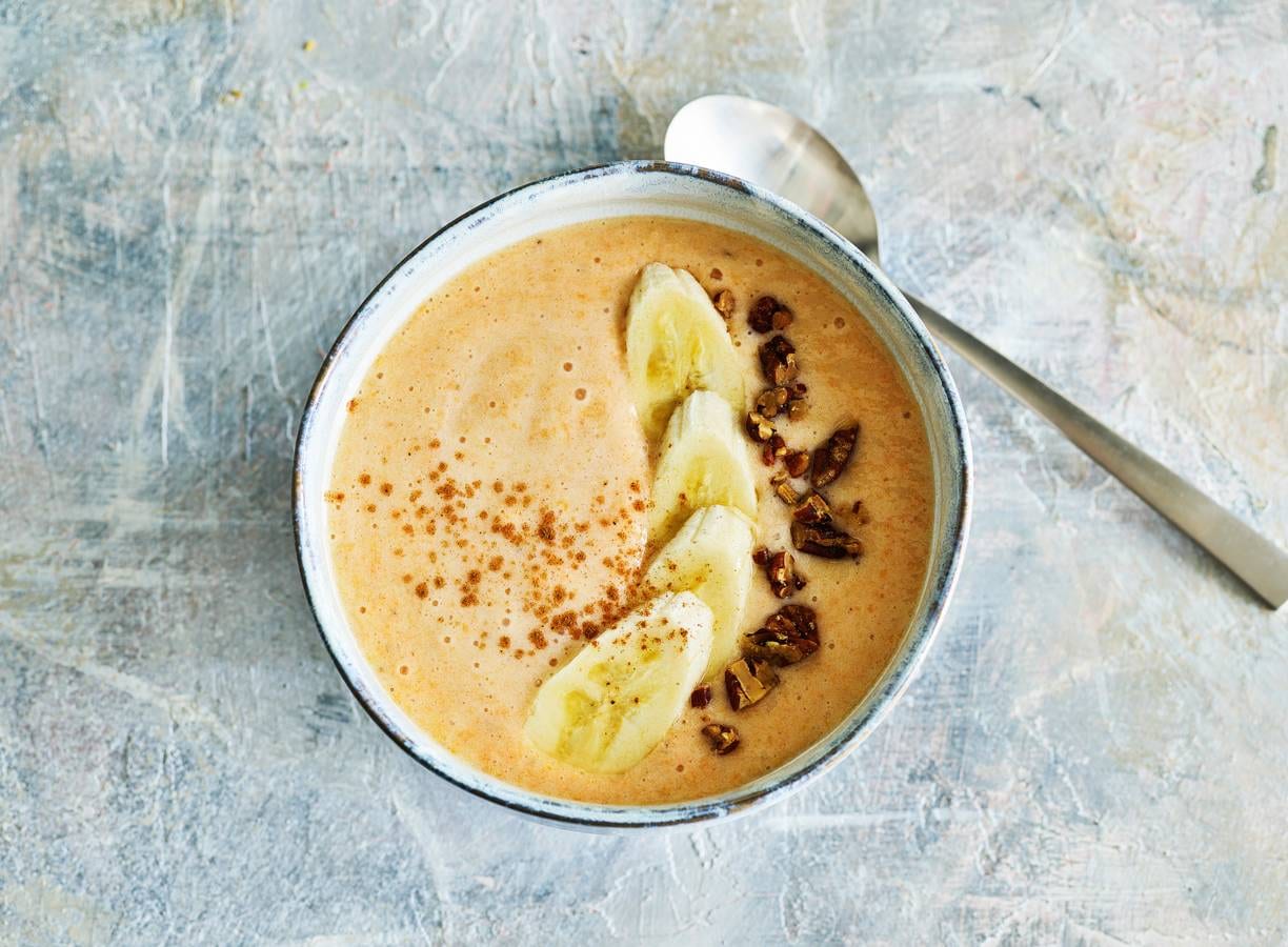 Herfstige pompoensmoothiebowl met banaan & pecannoten