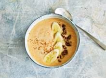 Deze smoothiebowl is extra lekker door de speculaaskruiden. En hij is vegan. Win-win, toch?