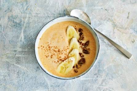 Herfstige pompoensmoothiebowl met banaan & pecannoten