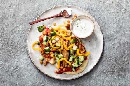 Vegashoarma met komkommersalade & flatbreads