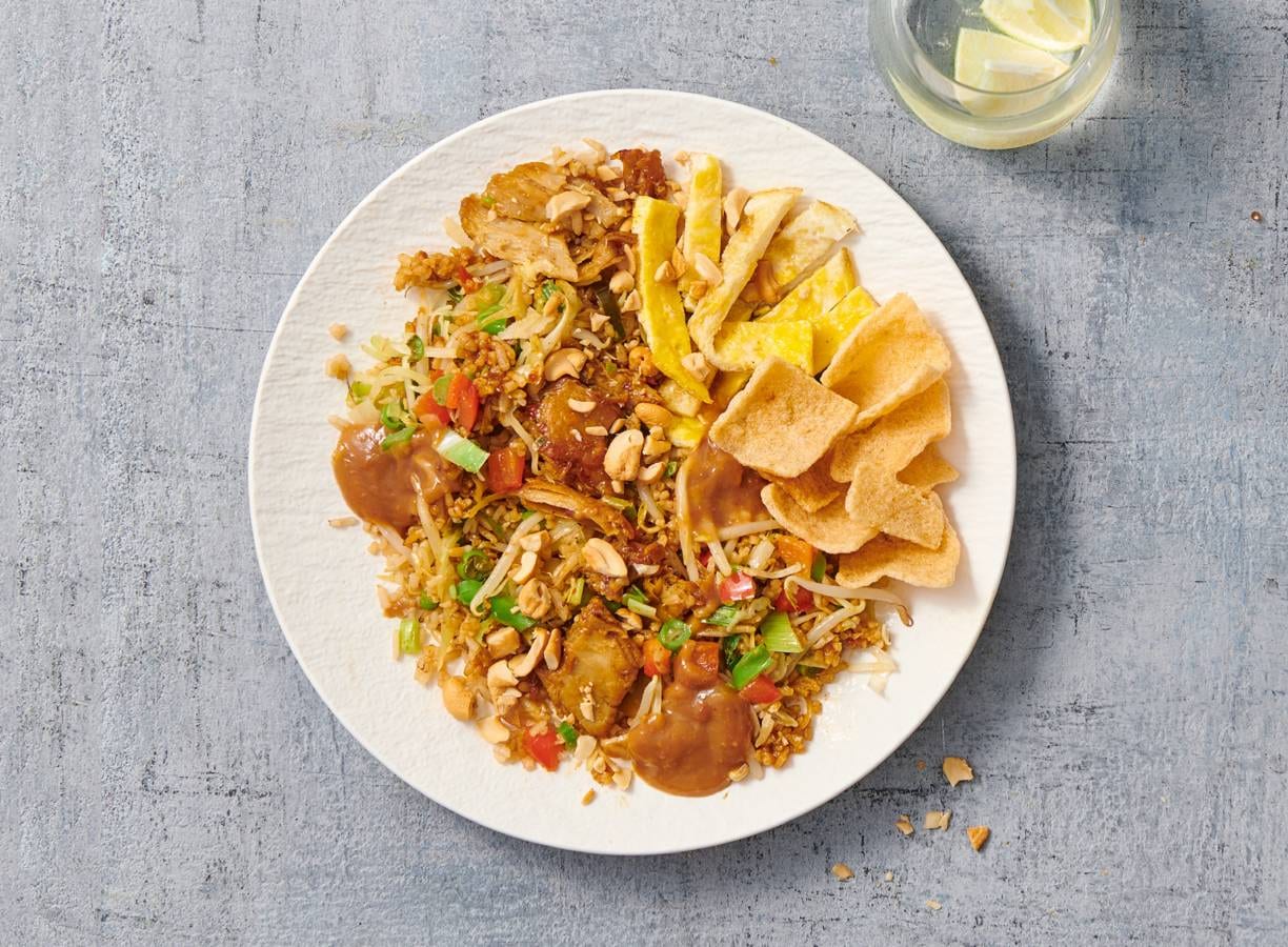Nasi goreng met vegetarische Kipstuckjes en satésaus