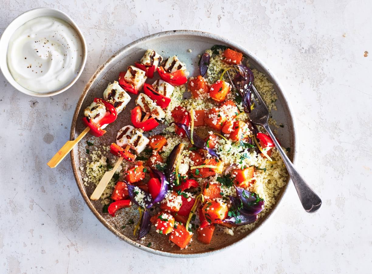 Gegrilde sesam-halloumispiesjes met pompoen & selderijcouscous