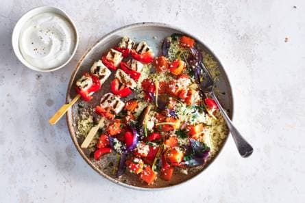 Gegrilde sesam-halloumispiesjes met pompoen & selderijcouscous