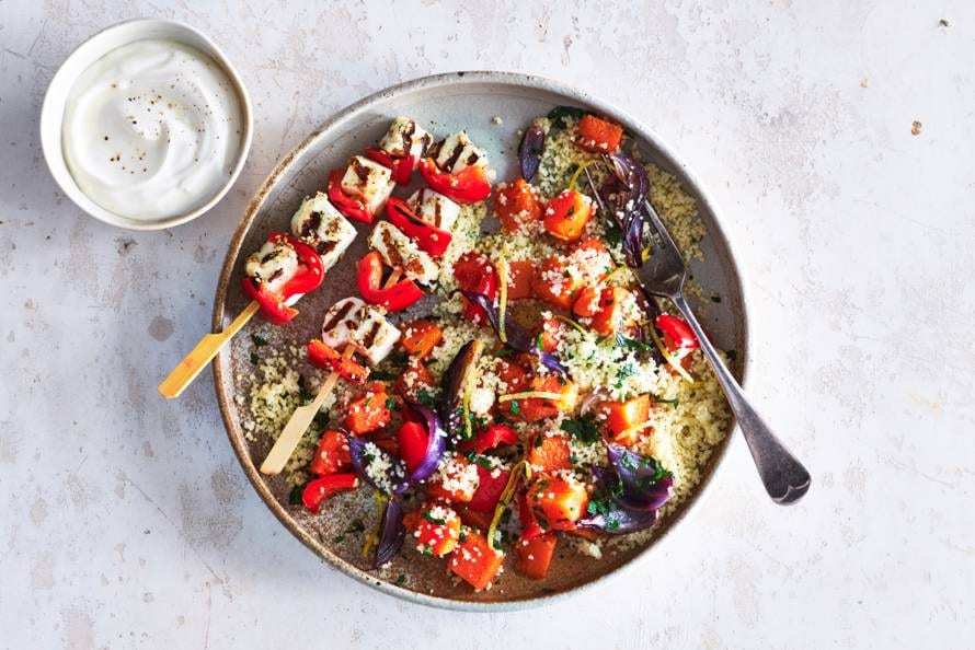 Gegrilde sesam-halloumispiesjes met pompoen & selderijcouscous